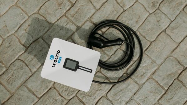 Cómo se protege un cargador ante picos de tensión o cortes de luz