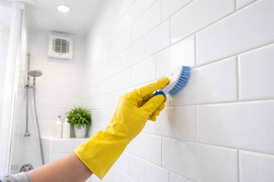 Cómo eliminar humedad y moho en el baño antes de que dañen azulejos y pintura