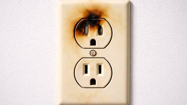Enchufe que no funciona o se calienta: riesgos, causas y cómo actuar con seguridad